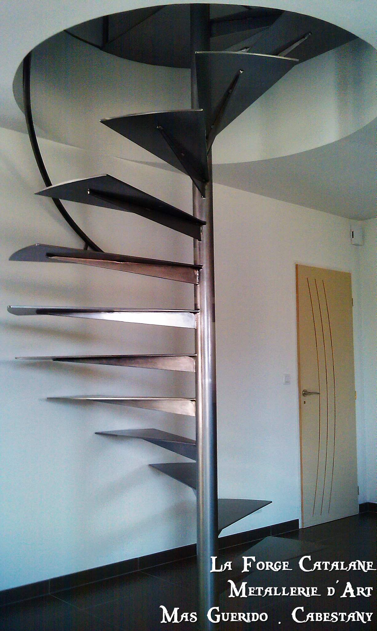 escalier helicoidal marche fer forge catalane.jpg